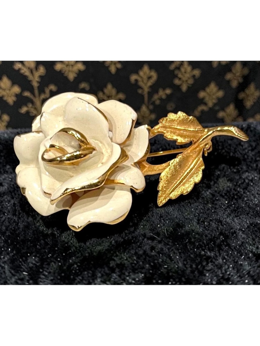 Capri Cream Enamel Gold Trim Rose Flower Stem Brooch Pin QQ36